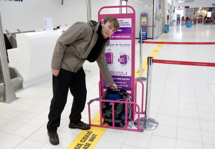 Wizz Air bagaż podręczny – co sprawdzają przy odprawie i boardingu?