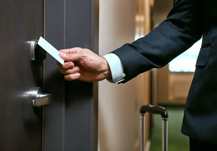 Czy wychodząc z hotelu zostawia się klucz? Sprawdź aktualne zasady
