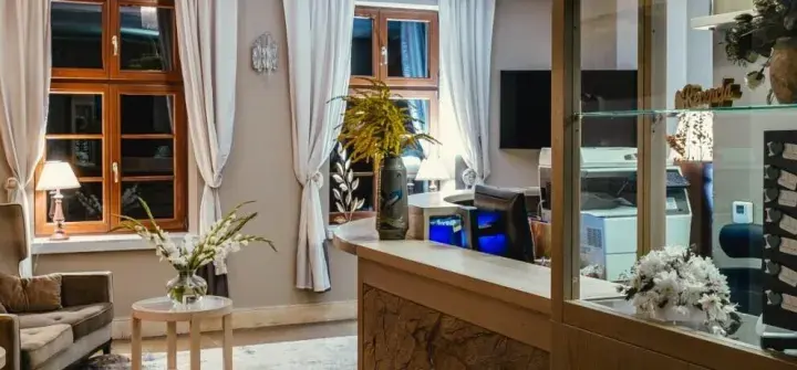 Czy można wynająć pokój w hotelu nie mając 18 lat? Sprawdź zasady!