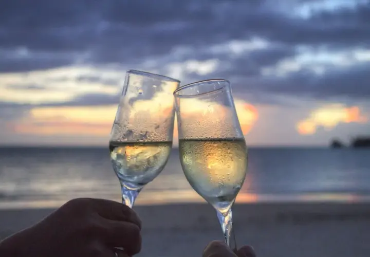 Ile alkoholu można przewieźć w bagażu rejestrowanym? Oto zasady