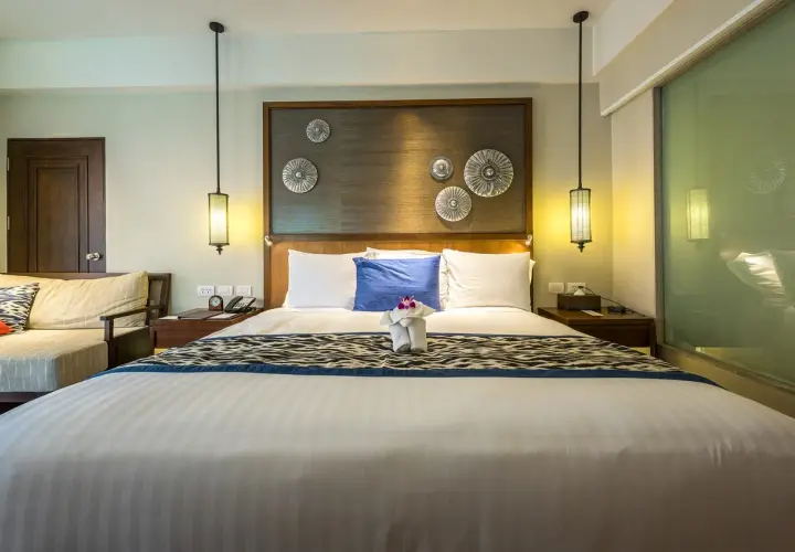 Jak pościelić łóżko w hotelu – proste techniki na idealny wygląd