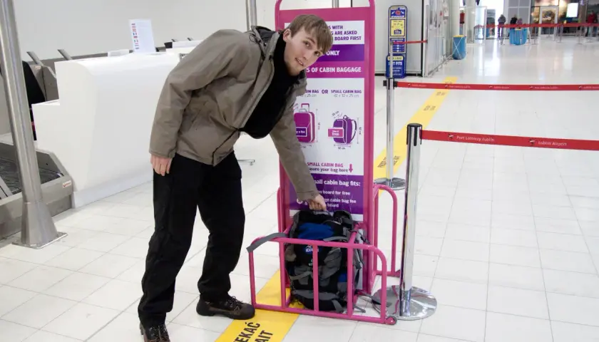 Wizz Air bagaż podręczny – co sprawdzają przy odprawie i boardingu?