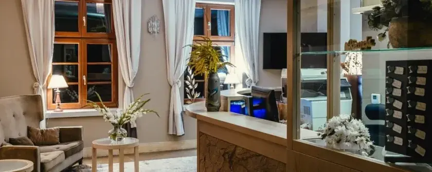 Czy można wynająć pokój w hotelu nie mając 18 lat? Sprawdź zasady!