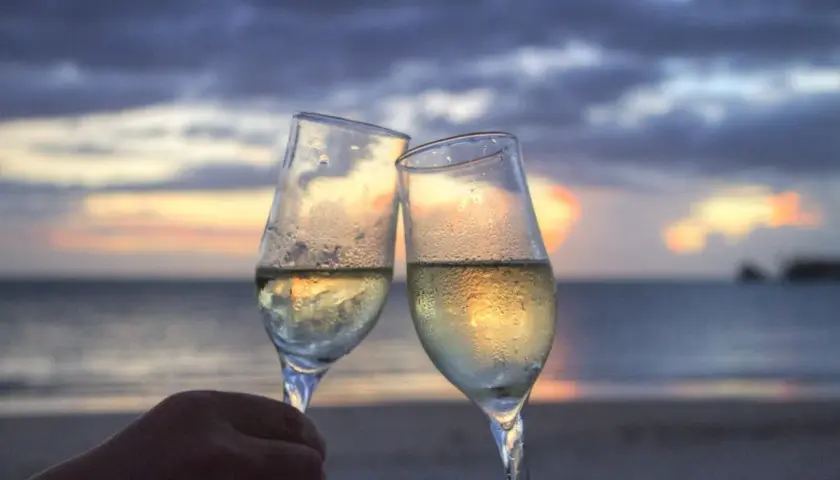 Ile alkoholu można przewieźć w bagażu rejestrowanym? Oto zasady